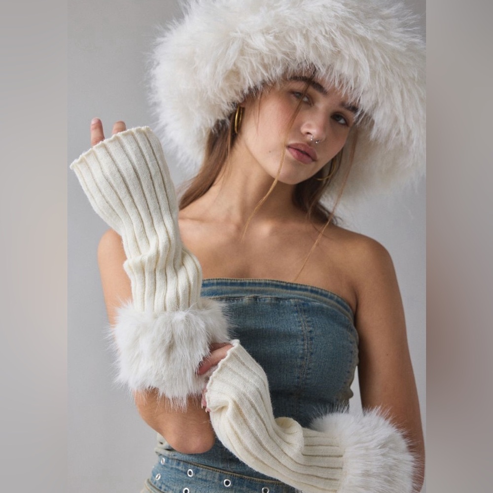 Urban Outfitters Faux Fur Handwarmer NWT - Ivory